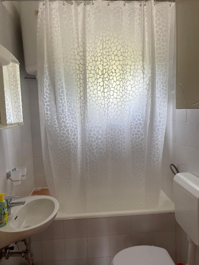 Apartman Emilija Vinišće Exterior foto