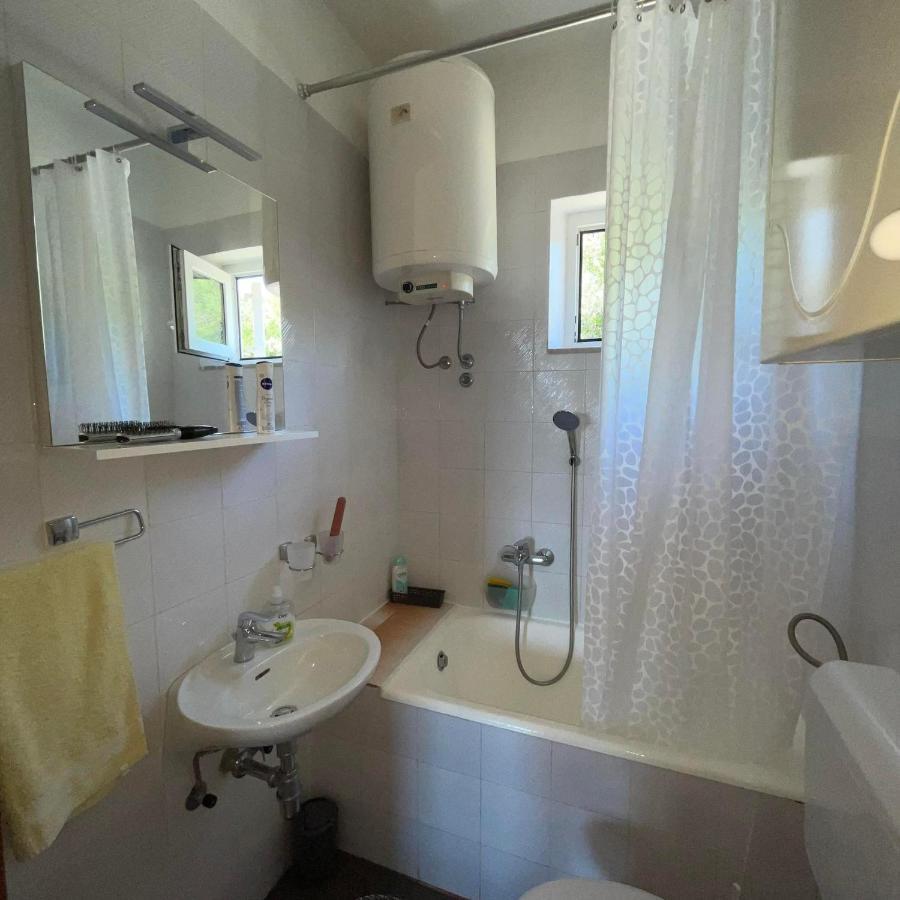 Apartman Emilija Vinišće Exterior foto