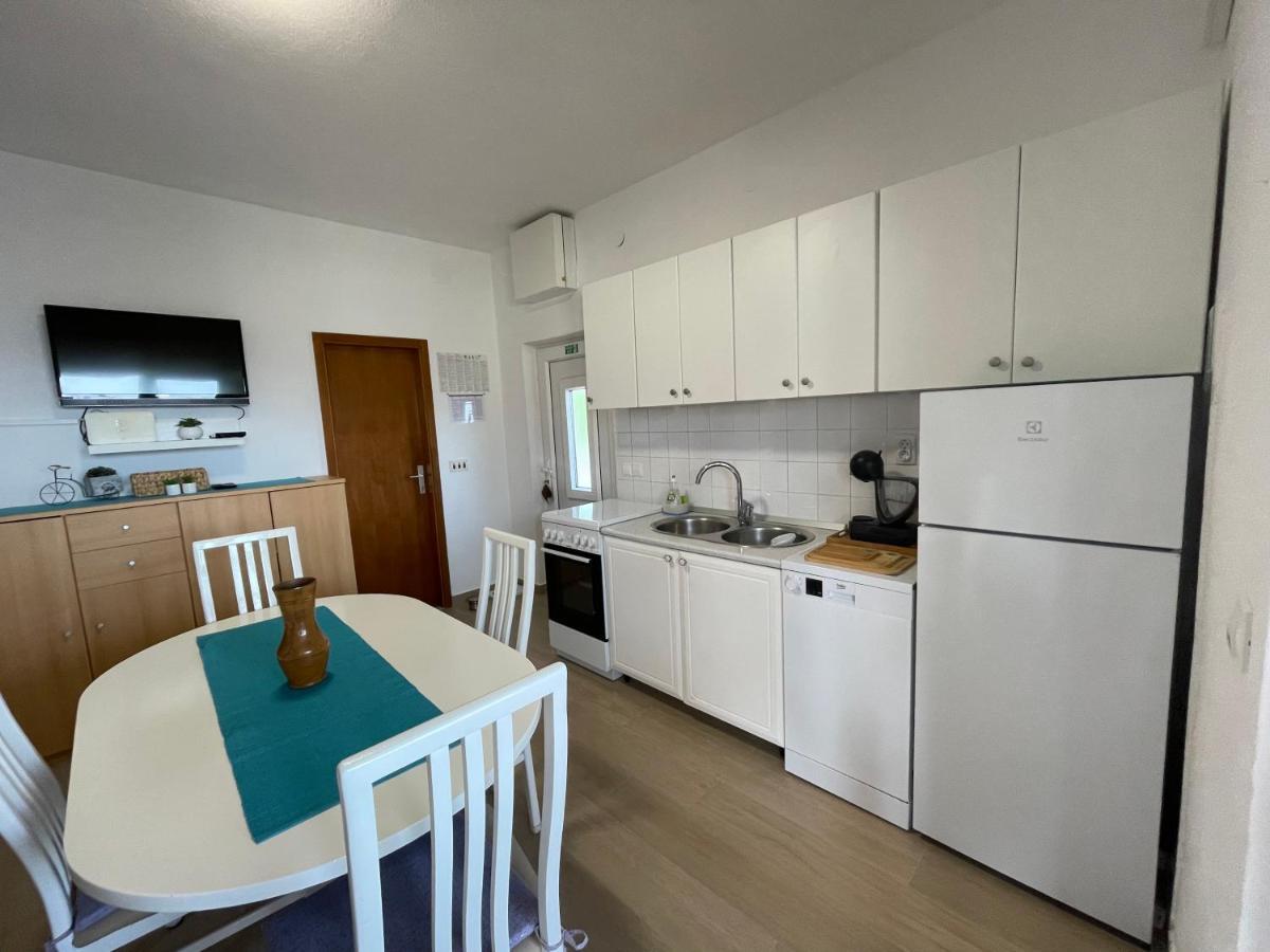 Apartman Emilija Vinišće Exterior foto